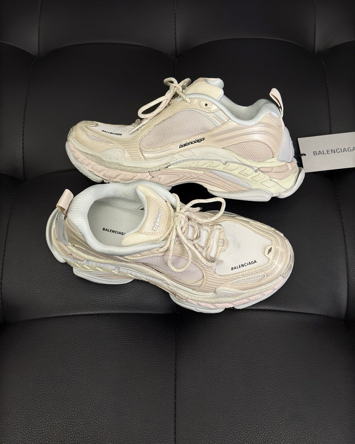 Sneaker mit Paneelen in Cremefarbe