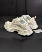 Sneaker mit Paneelen in Cremefarbe