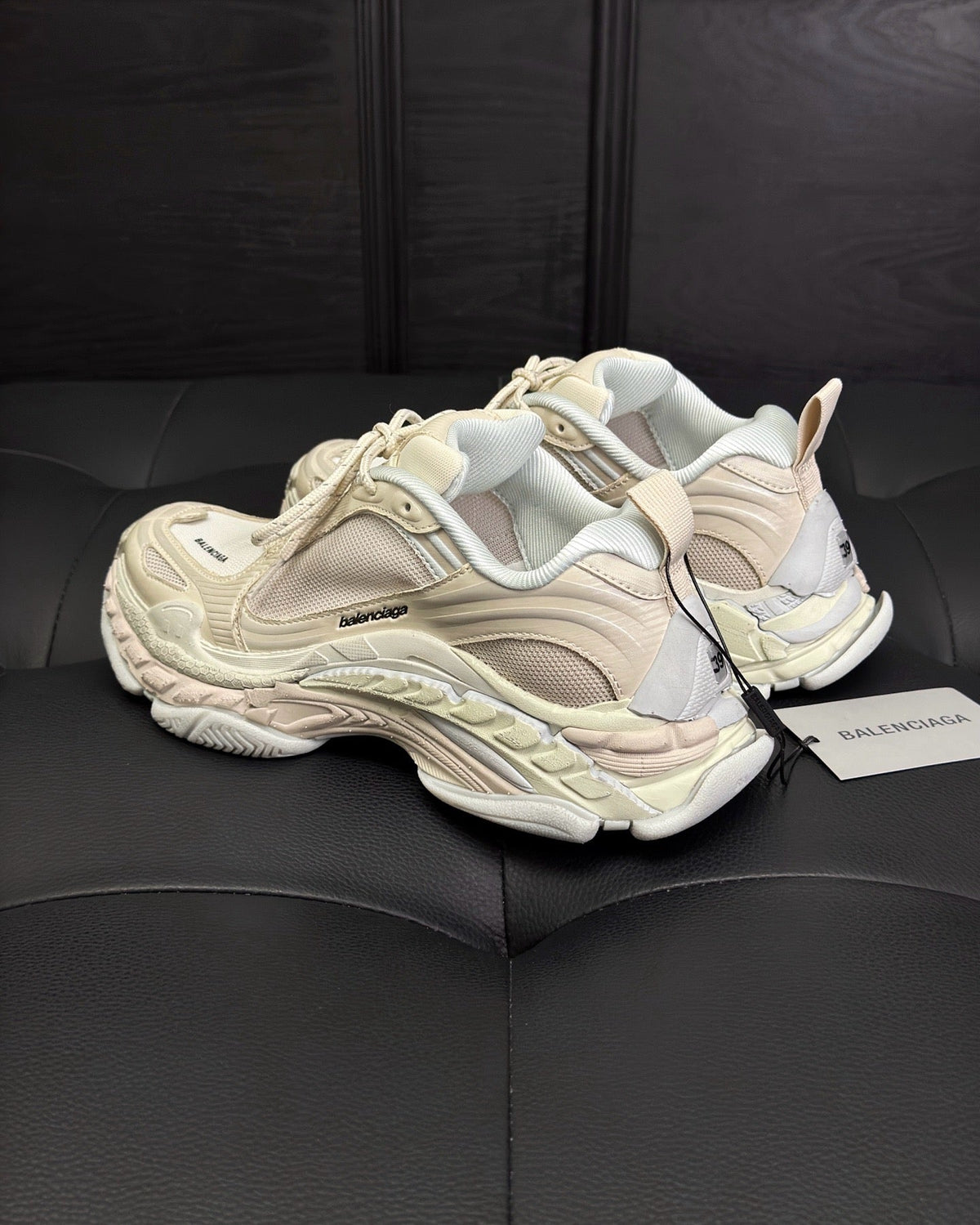Sneaker mit Paneelen in Cremefarbe