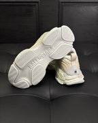 Sneaker mit Paneelen in Cremefarbe