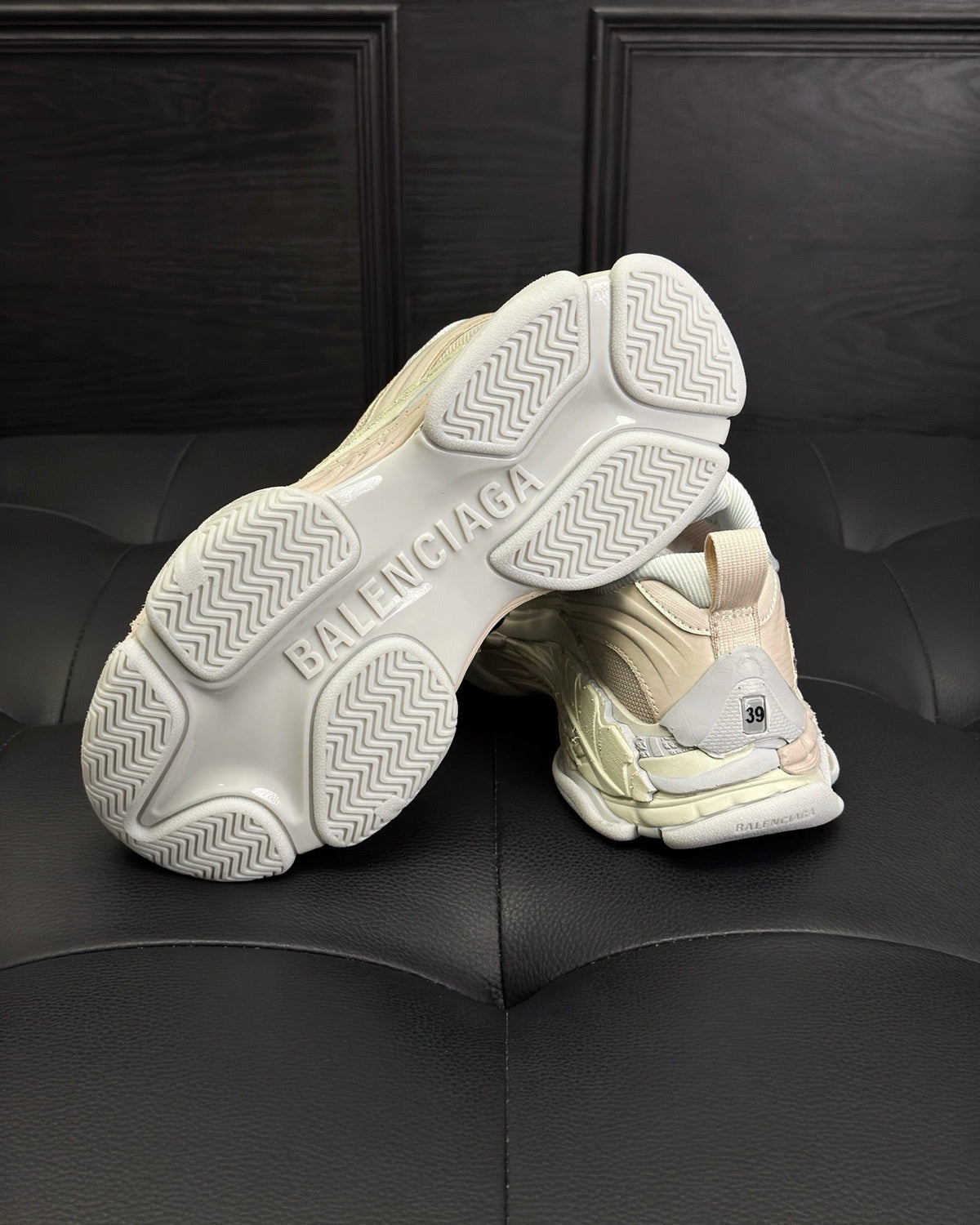 Sneaker mit Paneelen in Cremefarbe