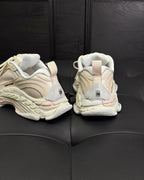 Sneaker mit Paneelen in Cremefarbe