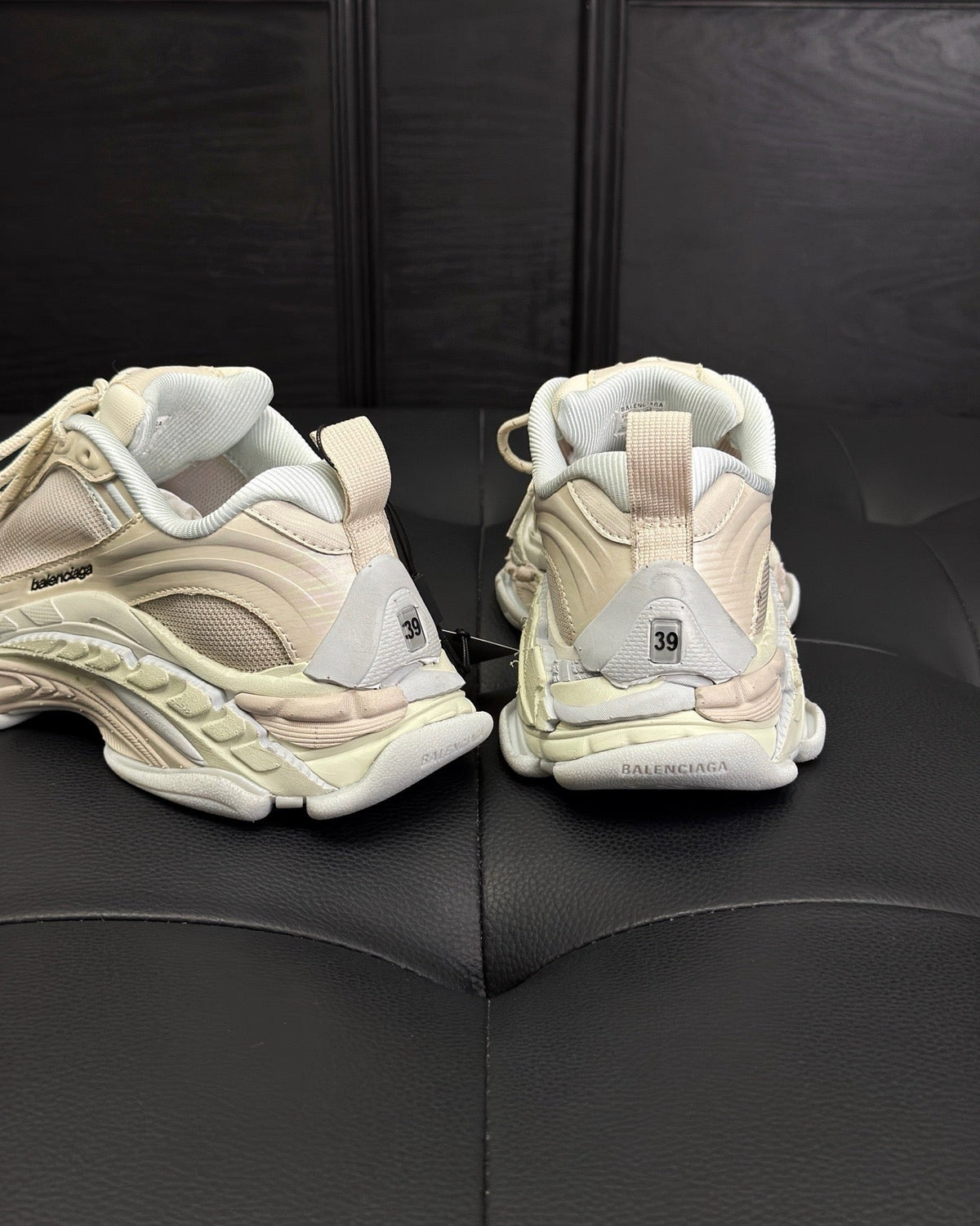 Sneaker mit Paneelen in Cremefarbe