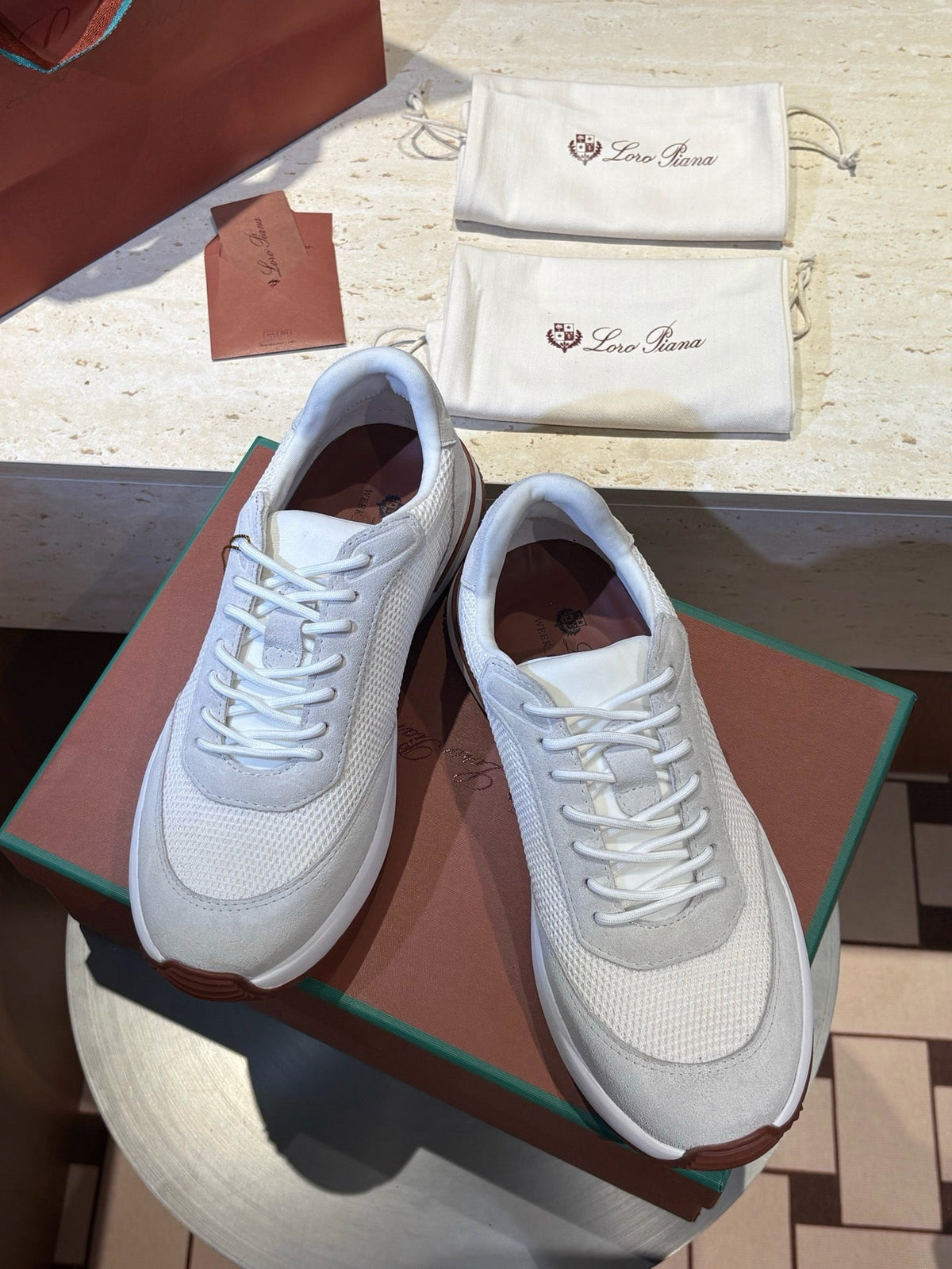 Beige Veloursleder-Runner mit Paneelen – Herren