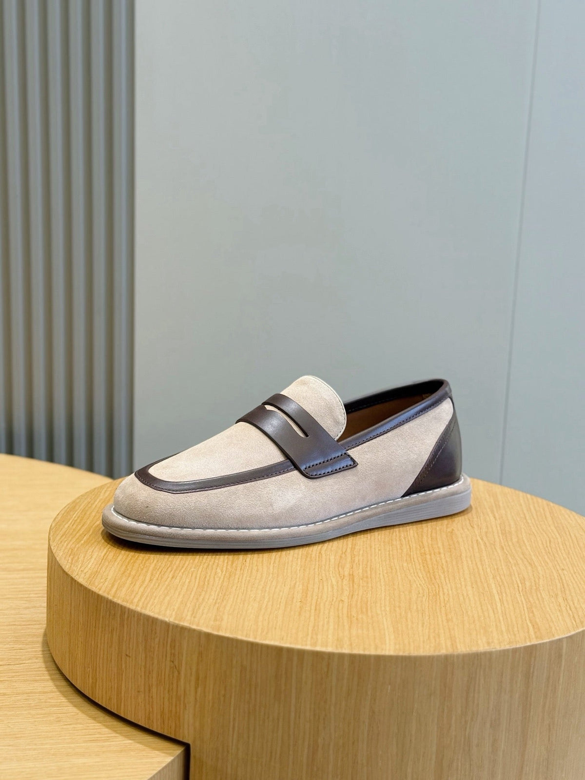 Marineblaue Mokassins aus Wildleder mit Riemen in Kontrastfarbe – Herren