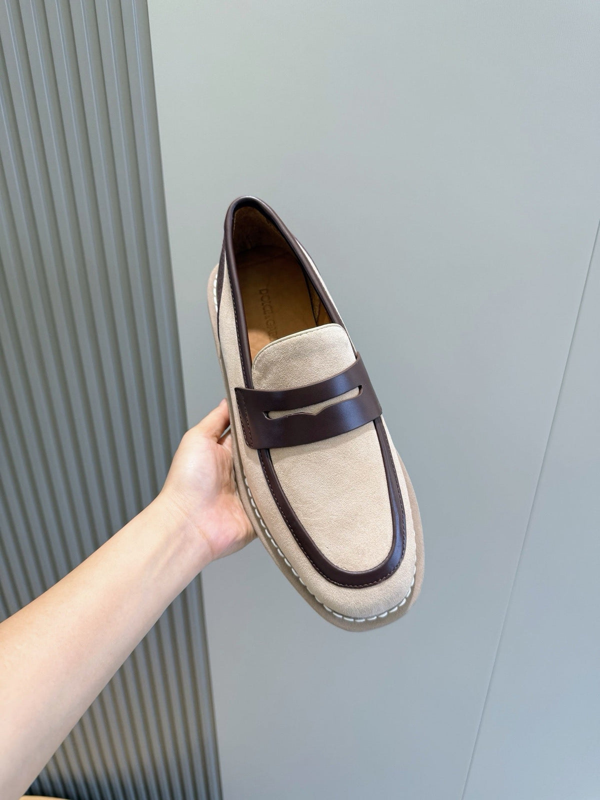 Marineblaue Mokassins aus Wildleder mit Riemen in Kontrastfarbe – Herren