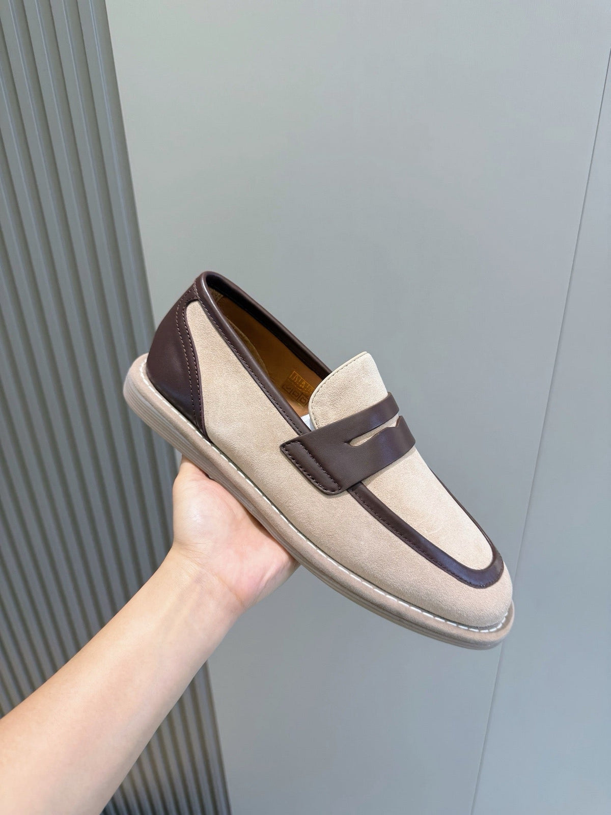 Marineblaue Mokassins aus Wildleder mit Riemen in Kontrastfarbe – Herren