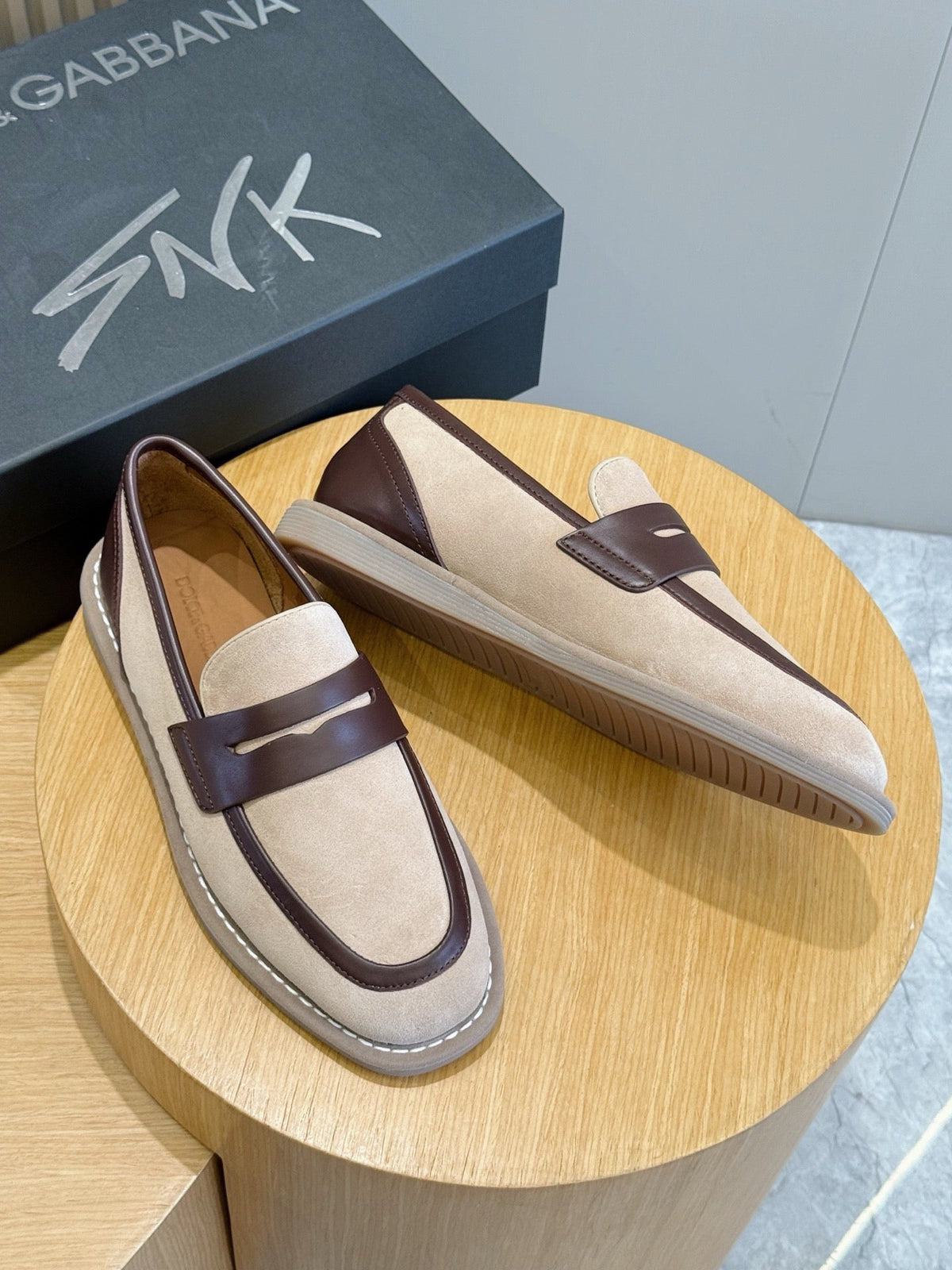 Marineblaue Mokassins aus Wildleder mit Riemen in Kontrastfarbe – Herren