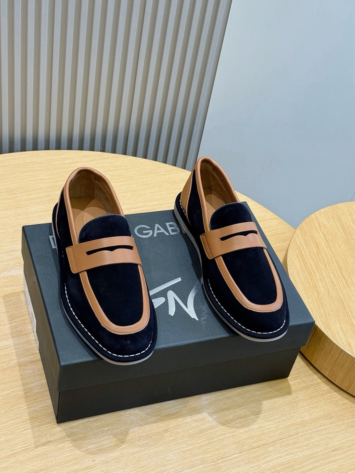 Marineblaue Mokassins aus Wildleder mit Riemen in Kontrastfarbe – Herren