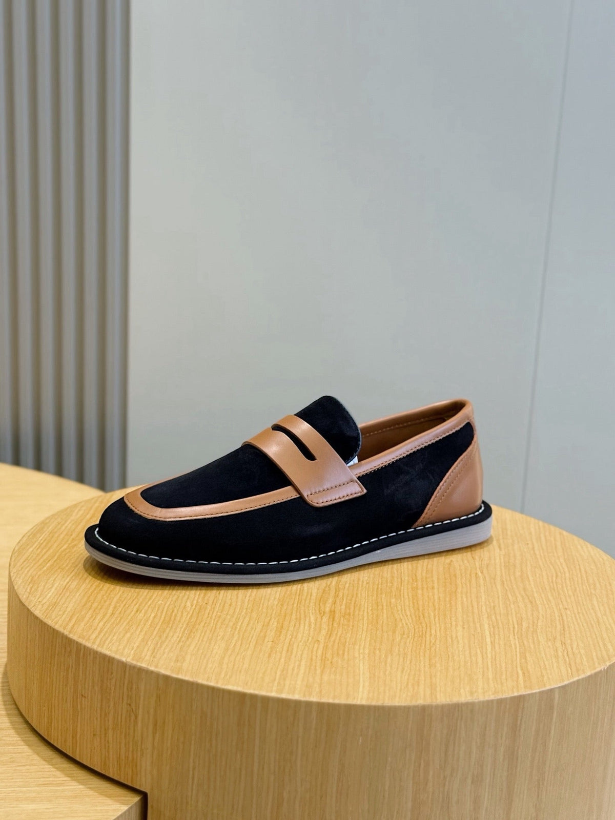 Marineblaue Mokassins aus Wildleder mit Riemen in Kontrastfarbe – Herren