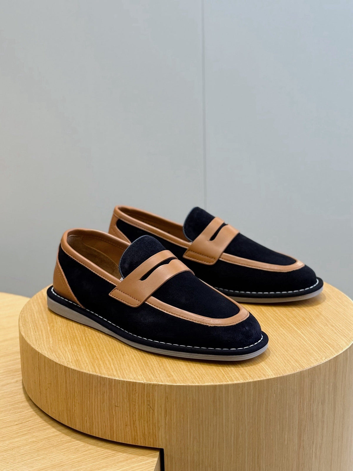 Marineblaue Mokassins aus Wildleder mit Riemen in Kontrastfarbe – Herren