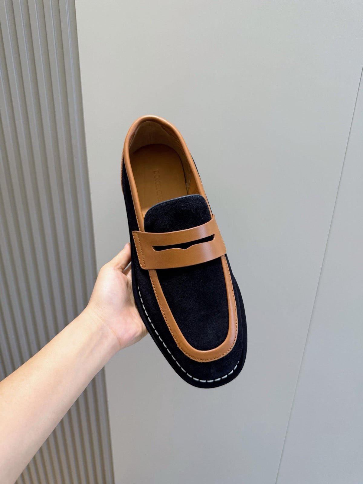Marineblaue Mokassins aus Wildleder mit Riemen in Kontrastfarbe – Herren