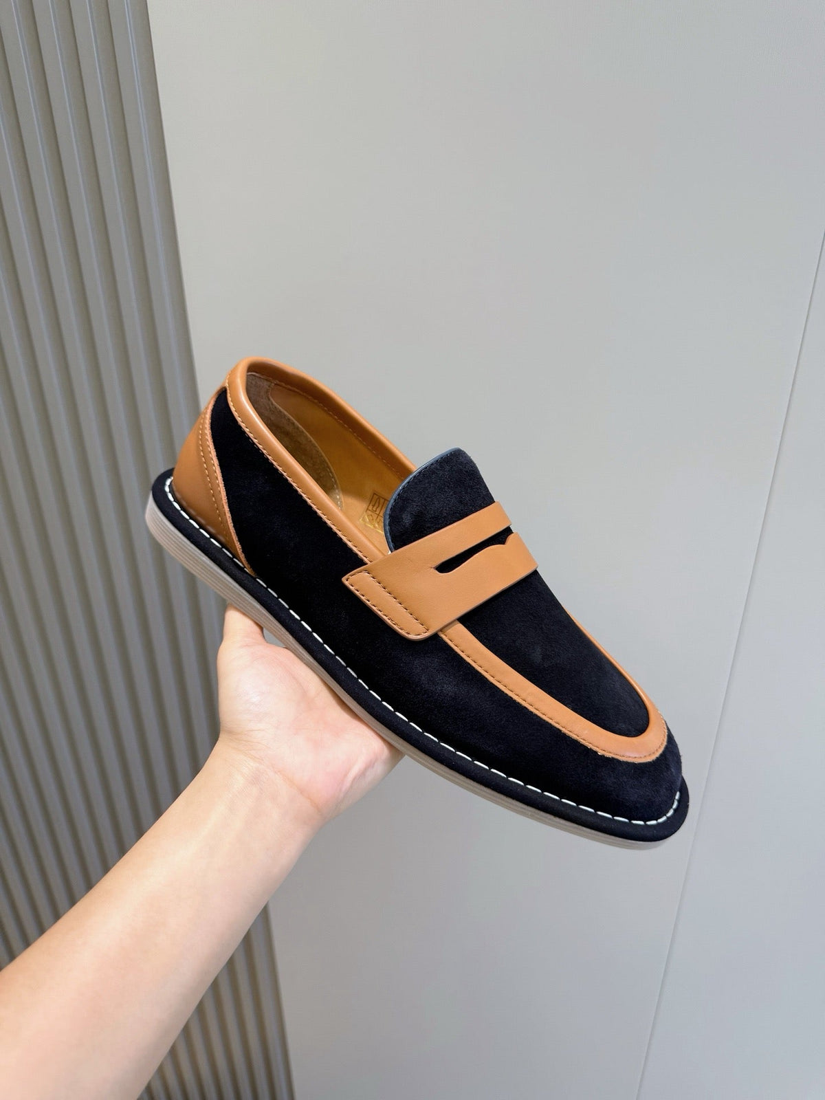 Marineblaue Mokassins aus Wildleder mit Riemen in Kontrastfarbe – Herren