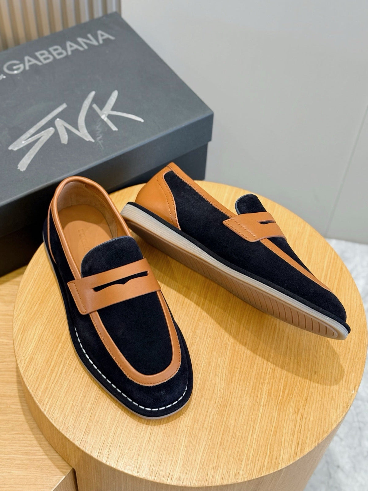 Marineblaue Mokassins aus Wildleder mit Riemen in Kontrastfarbe – Herren