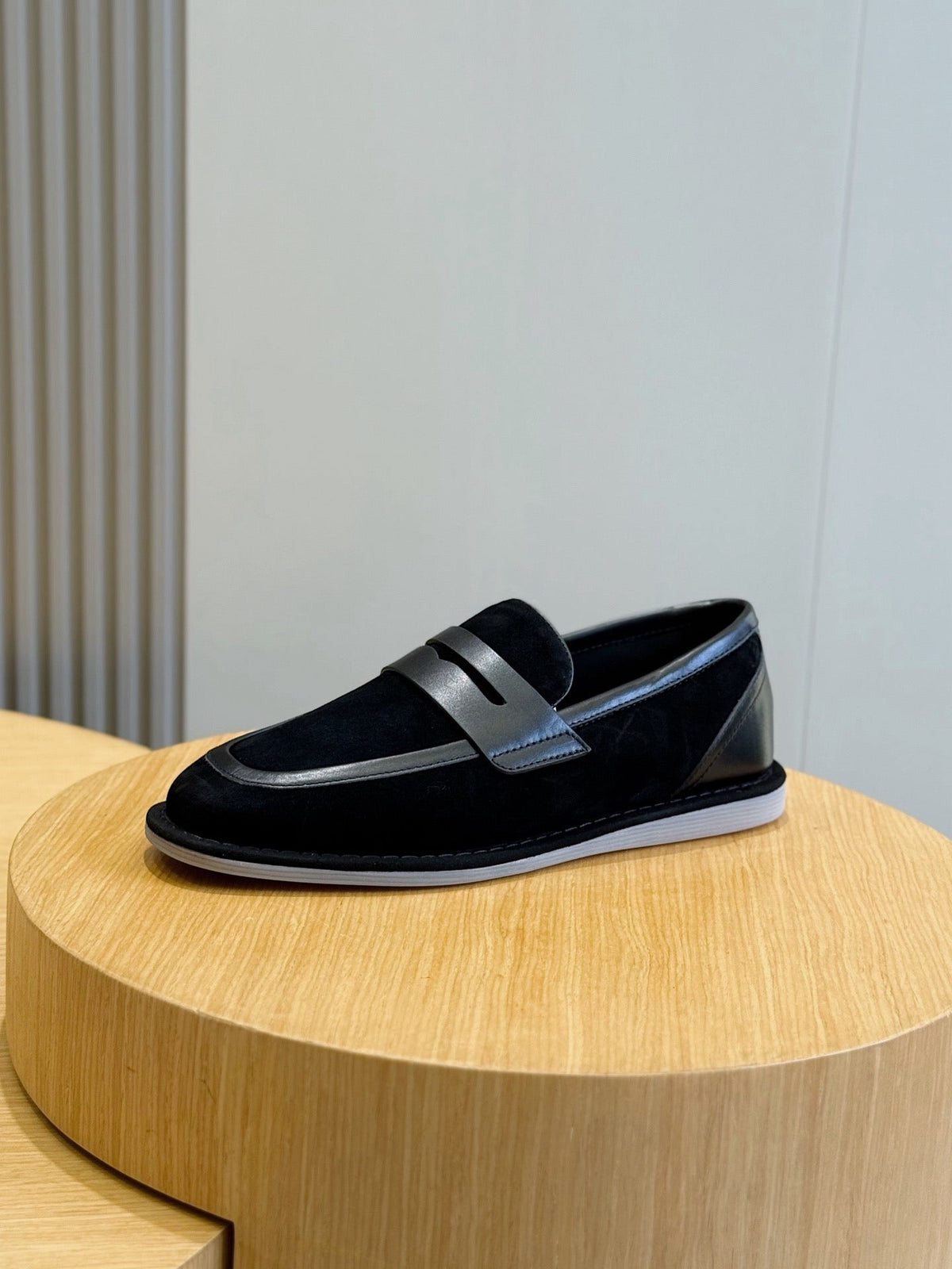 Marineblaue Mokassins aus Wildleder mit Riemen in Kontrastfarbe – Herren