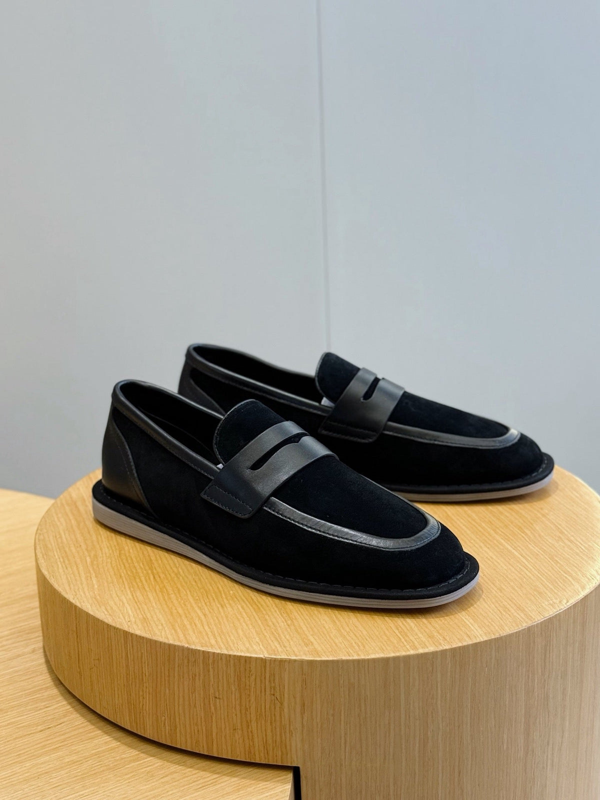 Marineblaue Mokassins aus Wildleder mit Riemen in Kontrastfarbe – Herren