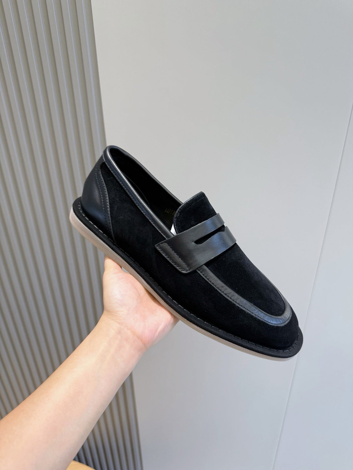 Marineblaue Mokassins aus Wildleder mit Riemen in Kontrastfarbe – Herren