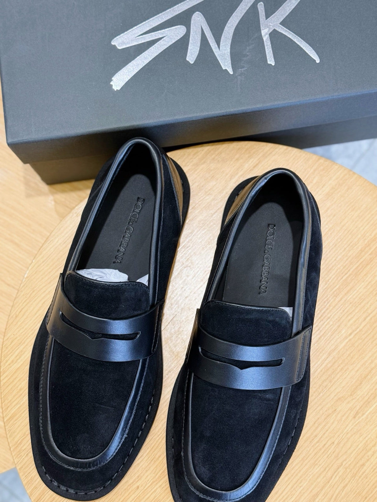 Marineblaue Mokassins aus Wildleder mit Riemen in Kontrastfarbe – Herren