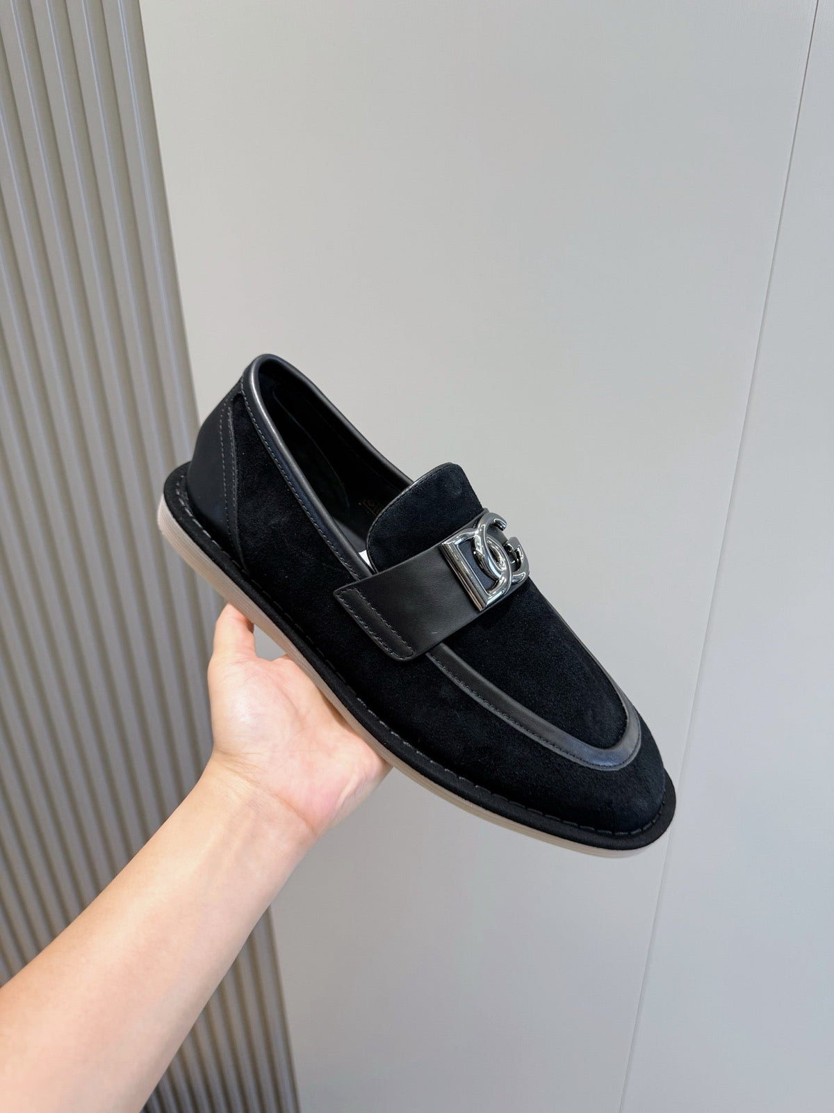 Marineblaue Mokassins aus Wildleder mit Riemen in Kontrastfarbe – Herren
