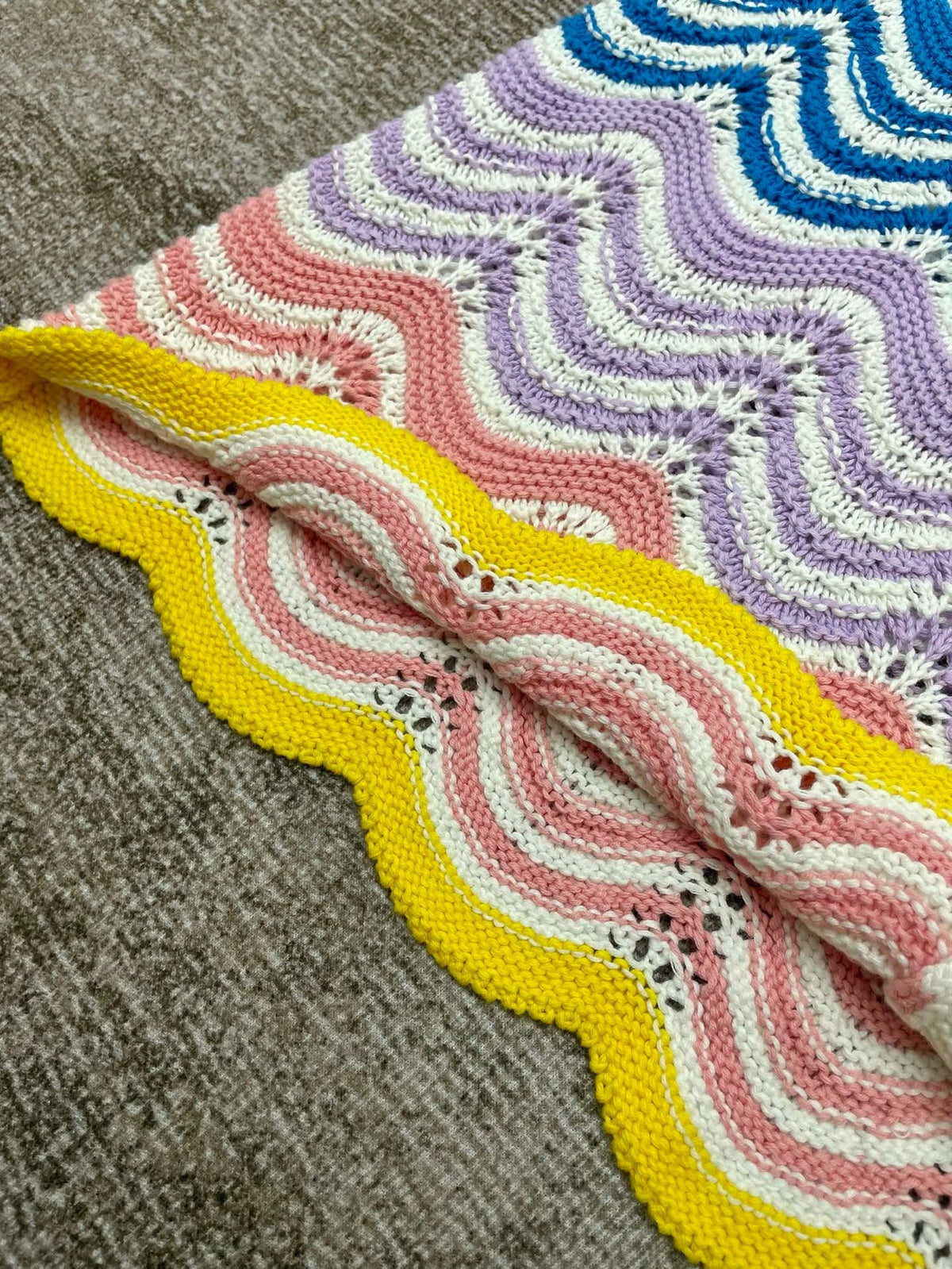 Pastellfarbenes Strickhemd mit Chevron-Muster – Herren