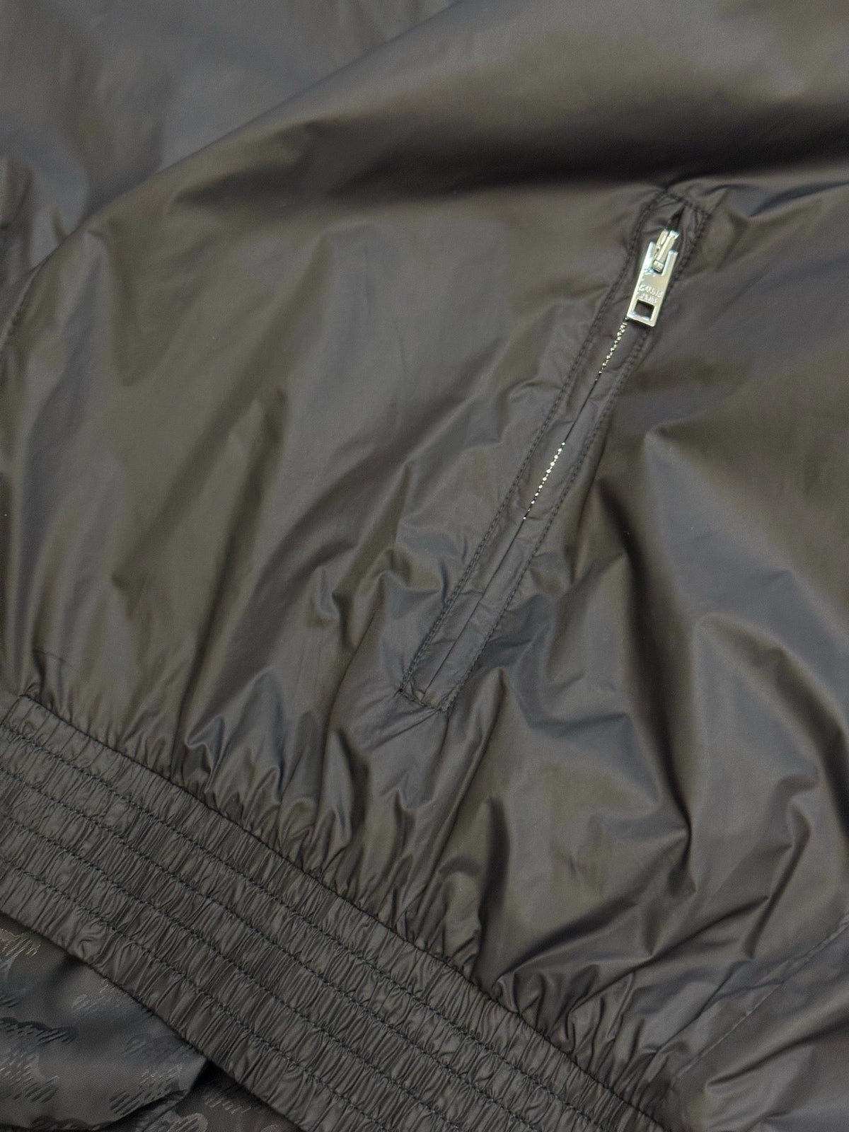 Schwarze Nylon-Bomberjacke mit Kapuze – Herren