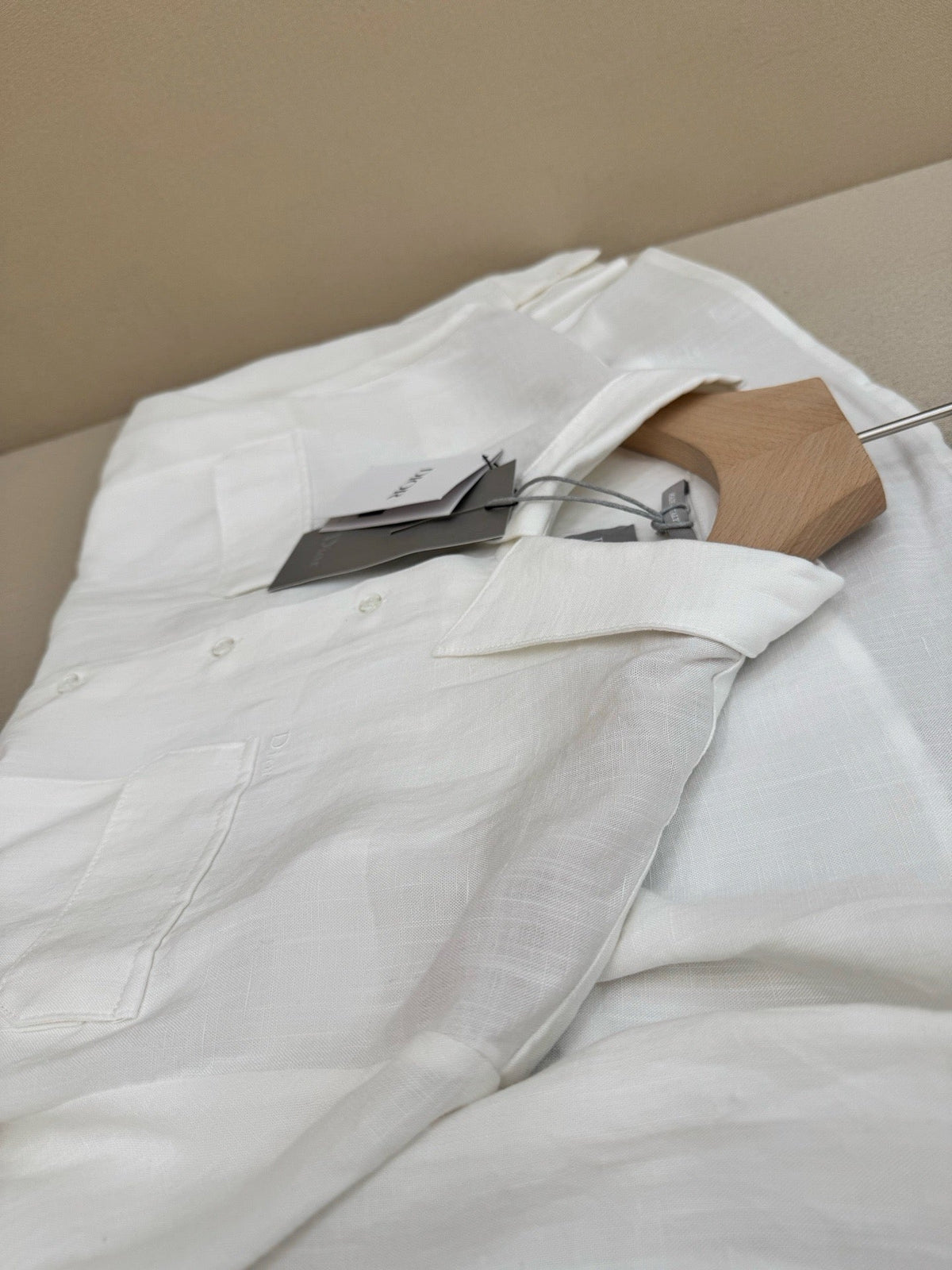 Weißes Langarmhemd aus Baumwolle mit zwei Taschen – Herren