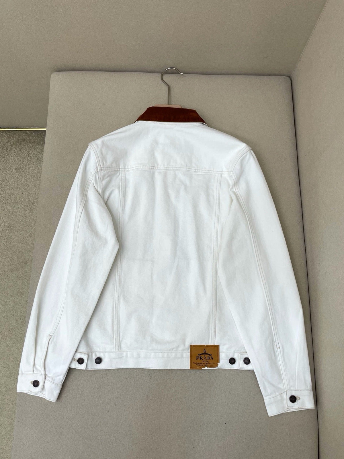 Weiße Jeansjacke mit Kontrastkragen – Herren