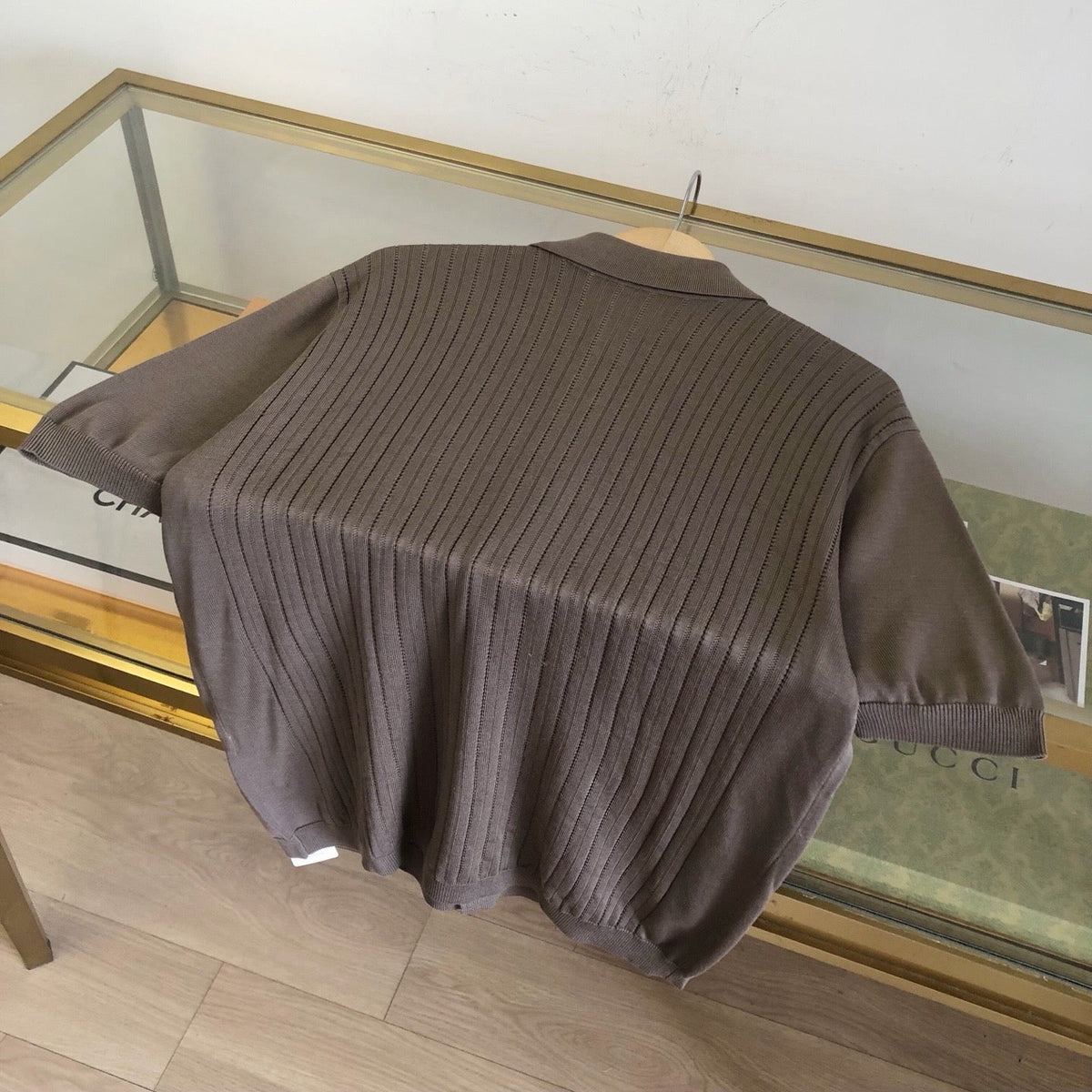 Schwarzes Strickhemd mit goldenen Knöpfen und kurzen Ärmeln – Herren