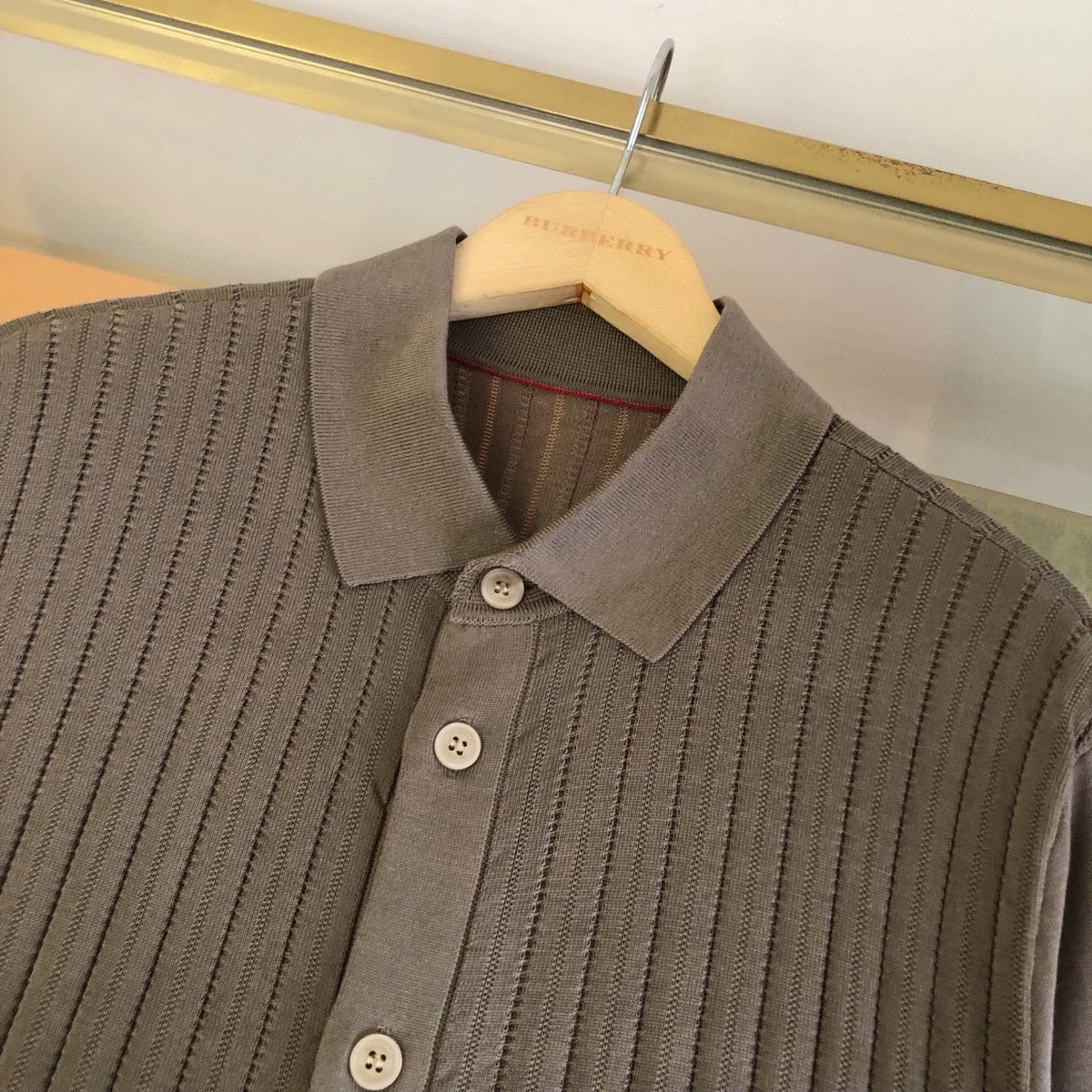 Schwarzes Strickhemd mit goldenen Knöpfen und kurzen Ärmeln – Herren