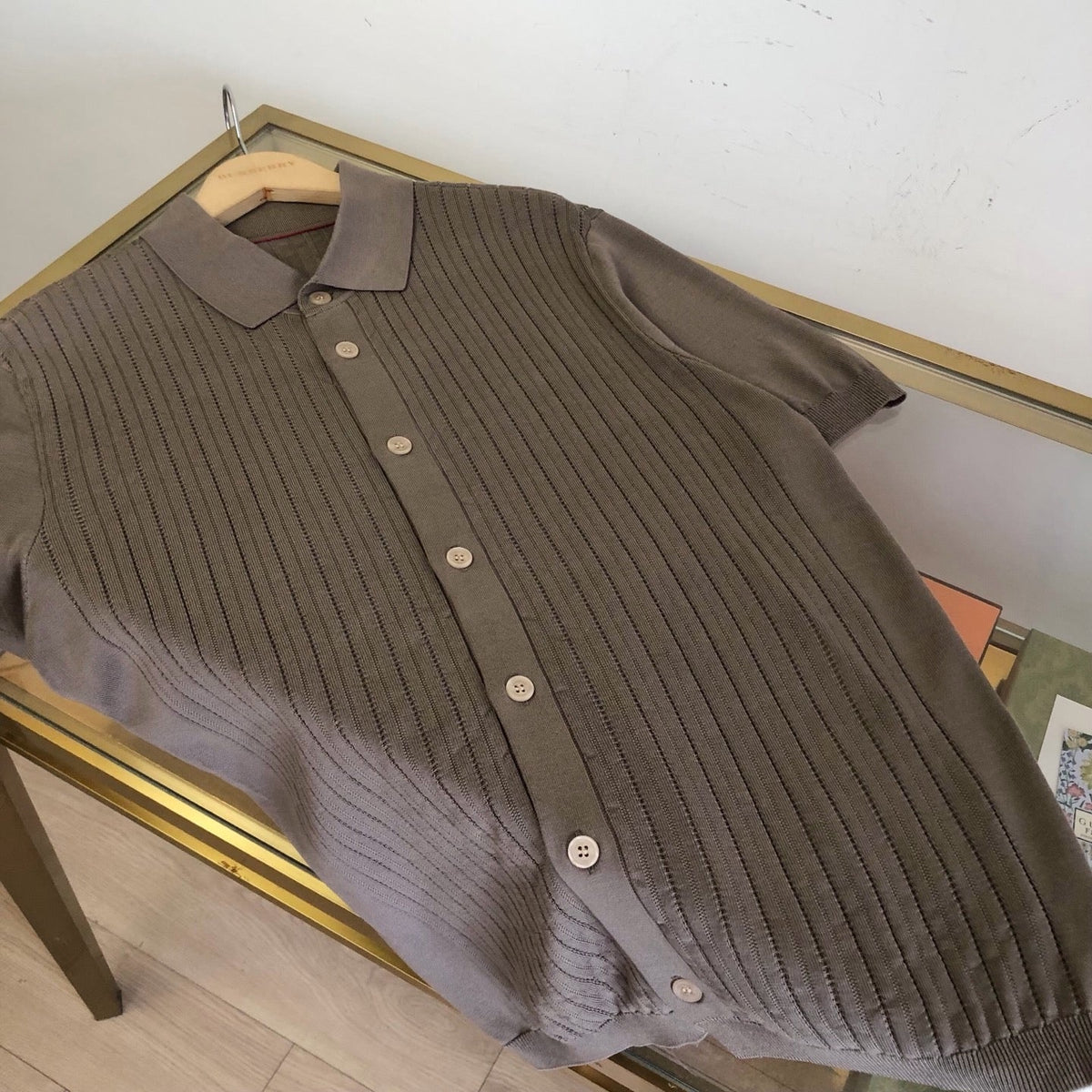 Schwarzes Strickhemd mit goldenen Knöpfen und kurzen Ärmeln – Herren