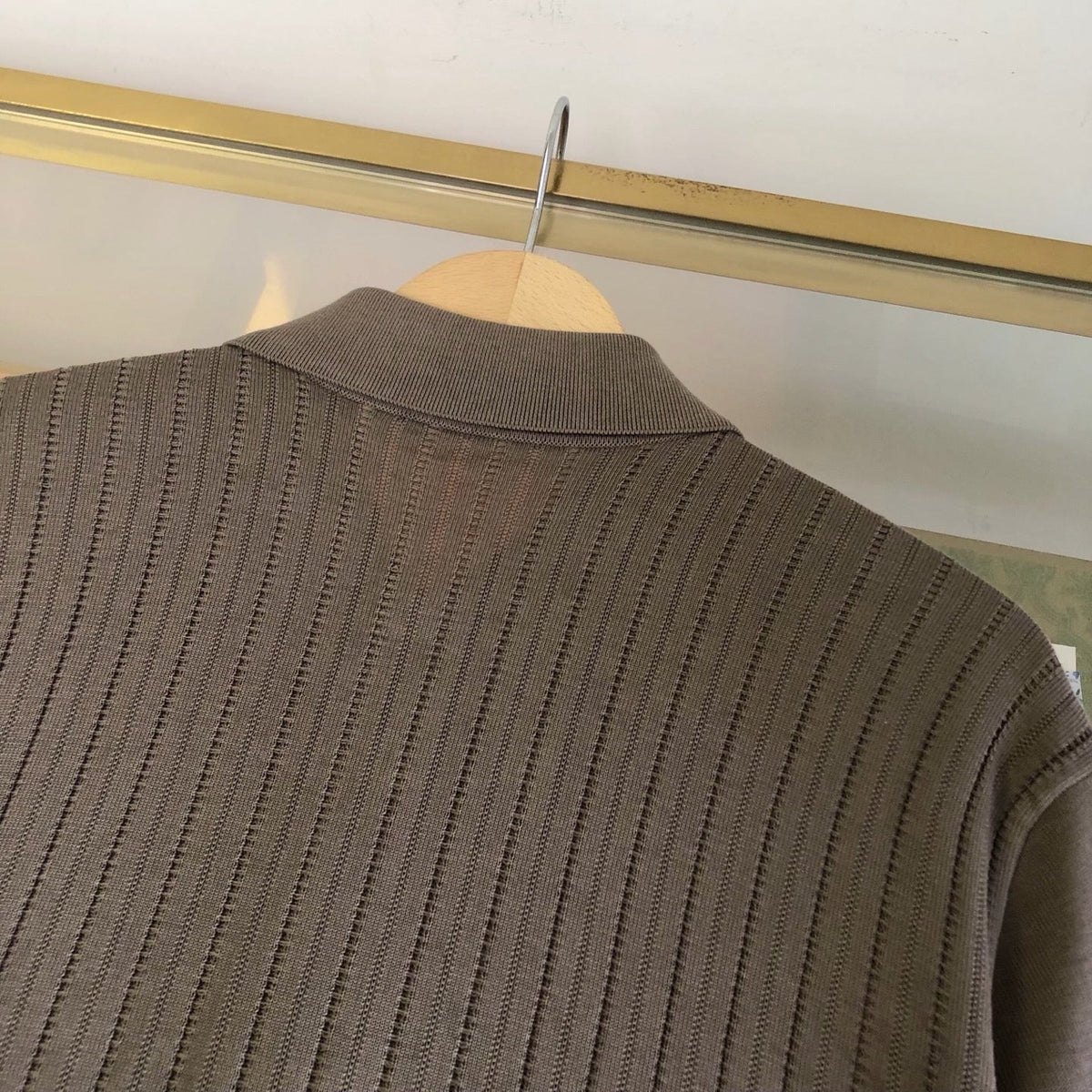 Schwarzes Strickhemd mit goldenen Knöpfen und kurzen Ärmeln – Herren