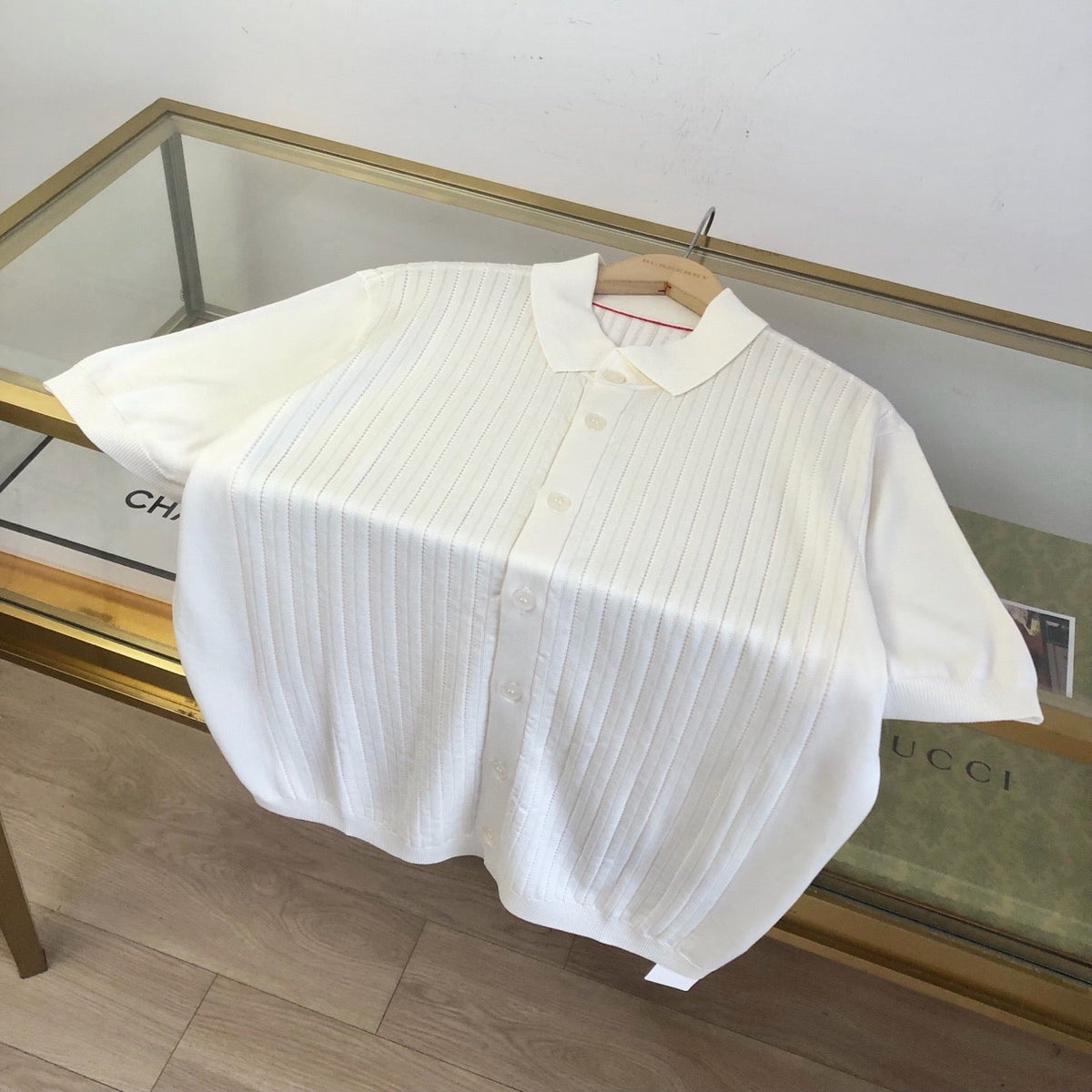 Schwarzes Strickhemd mit goldenen Knöpfen und kurzen Ärmeln – Herren