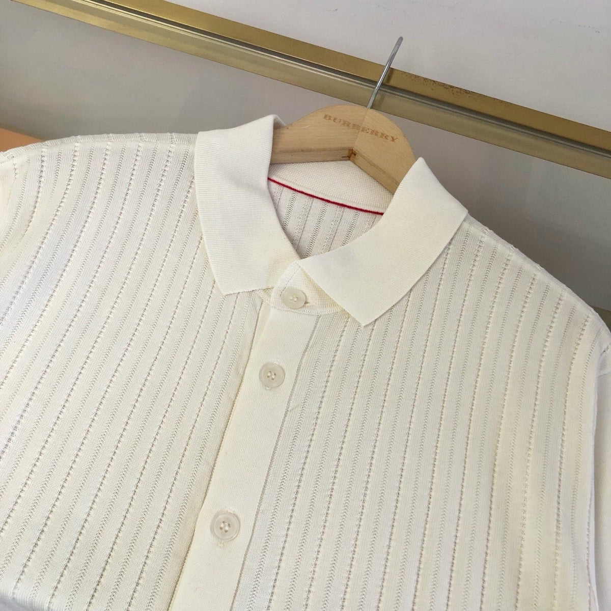 Schwarzes Strickhemd mit goldenen Knöpfen und kurzen Ärmeln – Herren