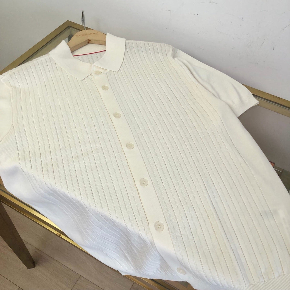 Schwarzes Strickhemd mit goldenen Knöpfen und kurzen Ärmeln – Herren