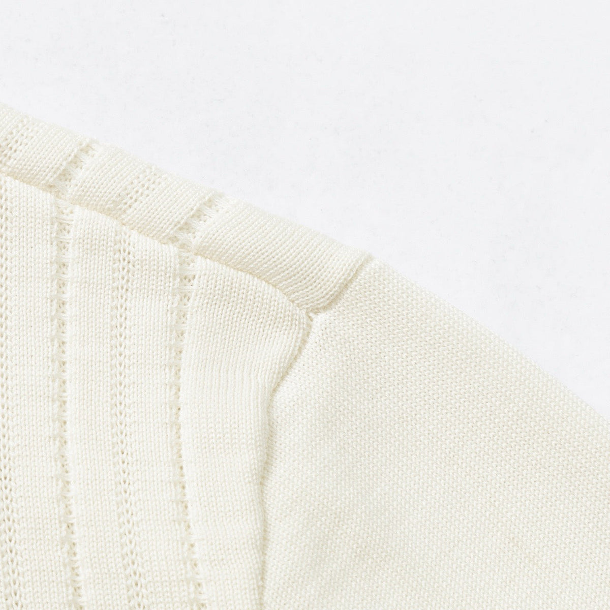Schwarzes Strickhemd mit goldenen Knöpfen und kurzen Ärmeln – Herren