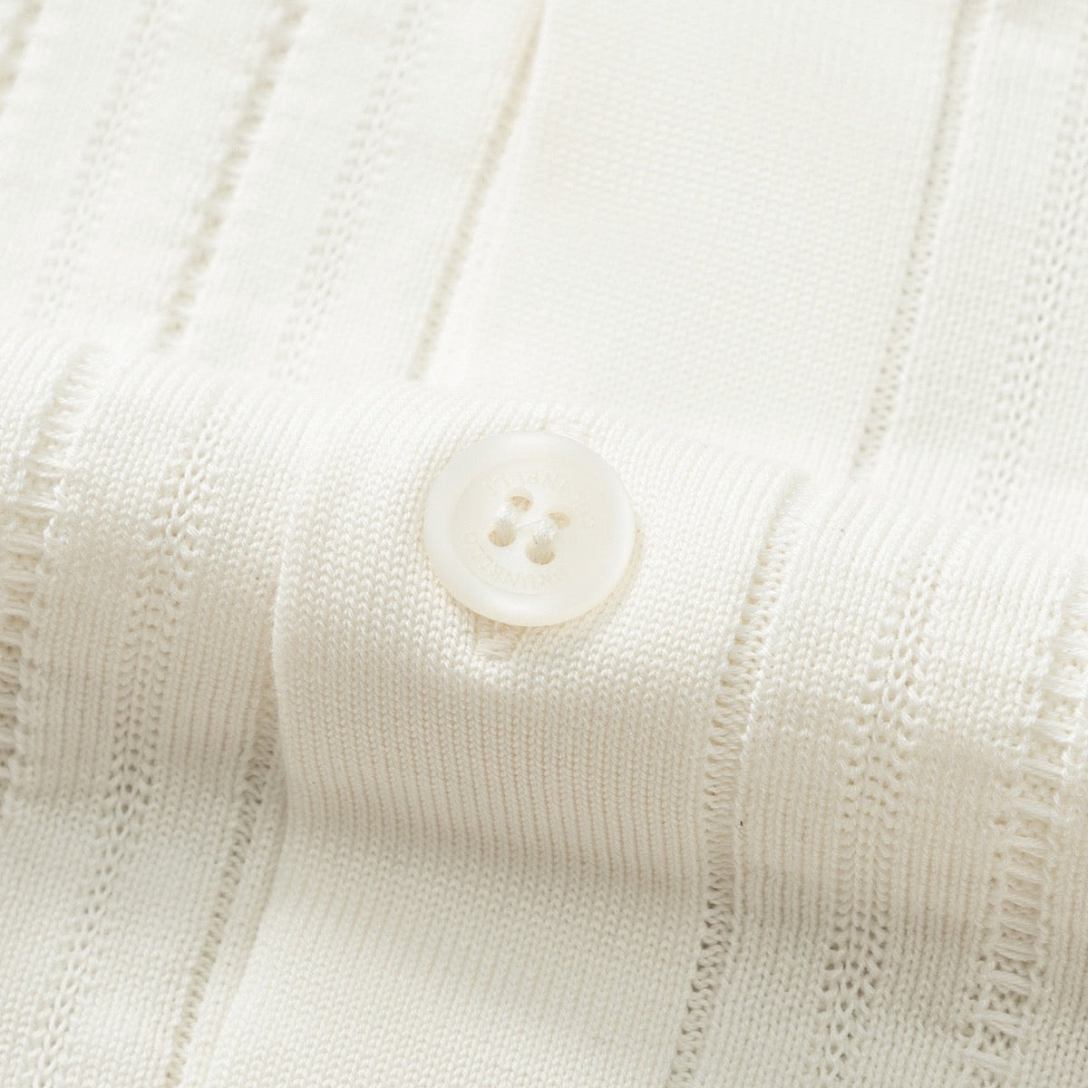 Schwarzes Strickhemd mit goldenen Knöpfen und kurzen Ärmeln – Herren