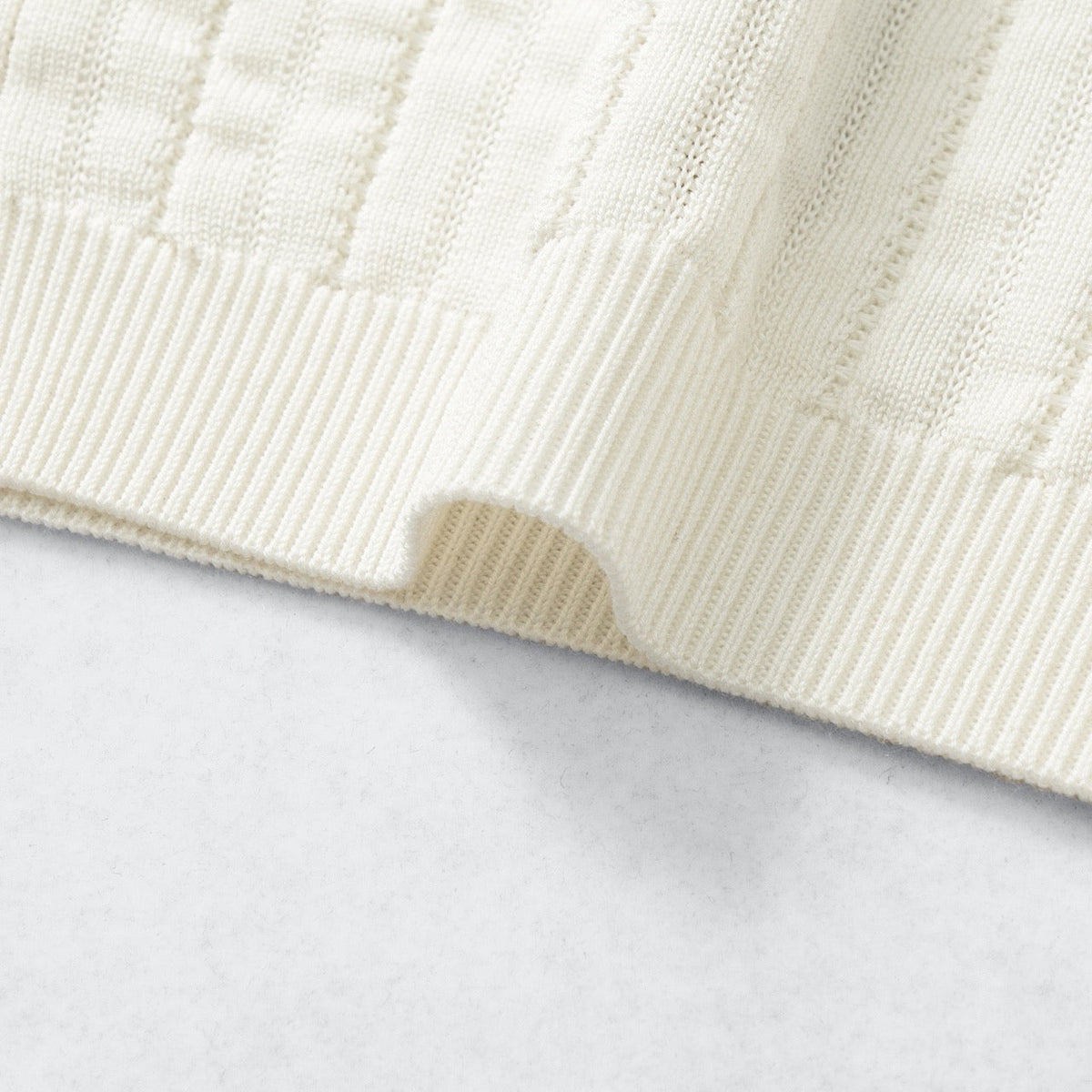Schwarzes Strickhemd mit goldenen Knöpfen und kurzen Ärmeln – Herren