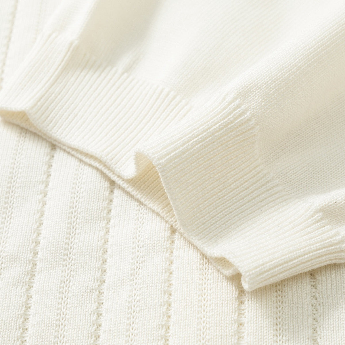 Schwarzes Strickhemd mit goldenen Knöpfen und kurzen Ärmeln – Herren