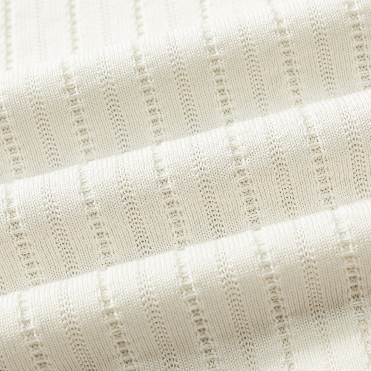 Schwarzes Strickhemd mit goldenen Knöpfen und kurzen Ärmeln – Herren