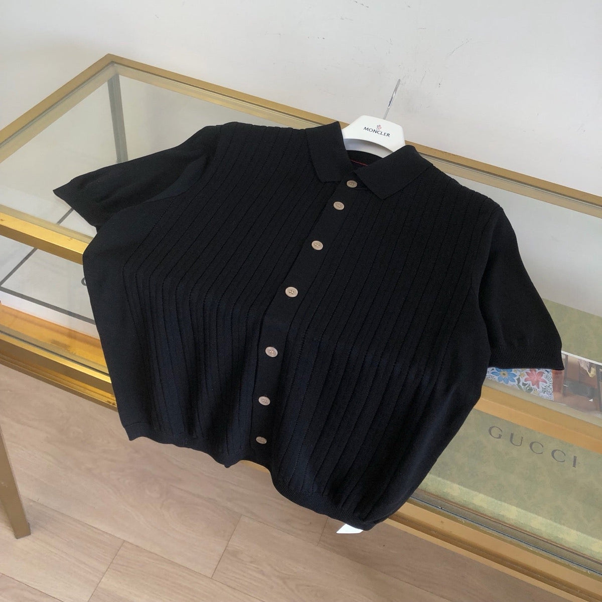 Schwarzes Strickhemd mit goldenen Knöpfen und kurzen Ärmeln – Herren