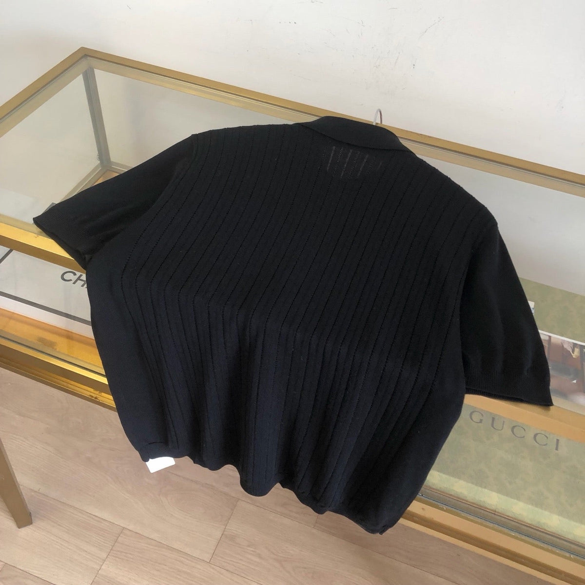 Schwarzes Strickhemd mit goldenen Knöpfen und kurzen Ärmeln – Herren