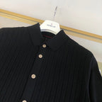 Schwarzes Strickhemd mit goldenen Knöpfen und kurzen Ärmeln – Herren