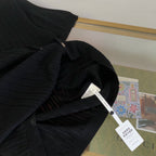 Schwarzes Strickhemd mit goldenen Knöpfen und kurzen Ärmeln – Herren