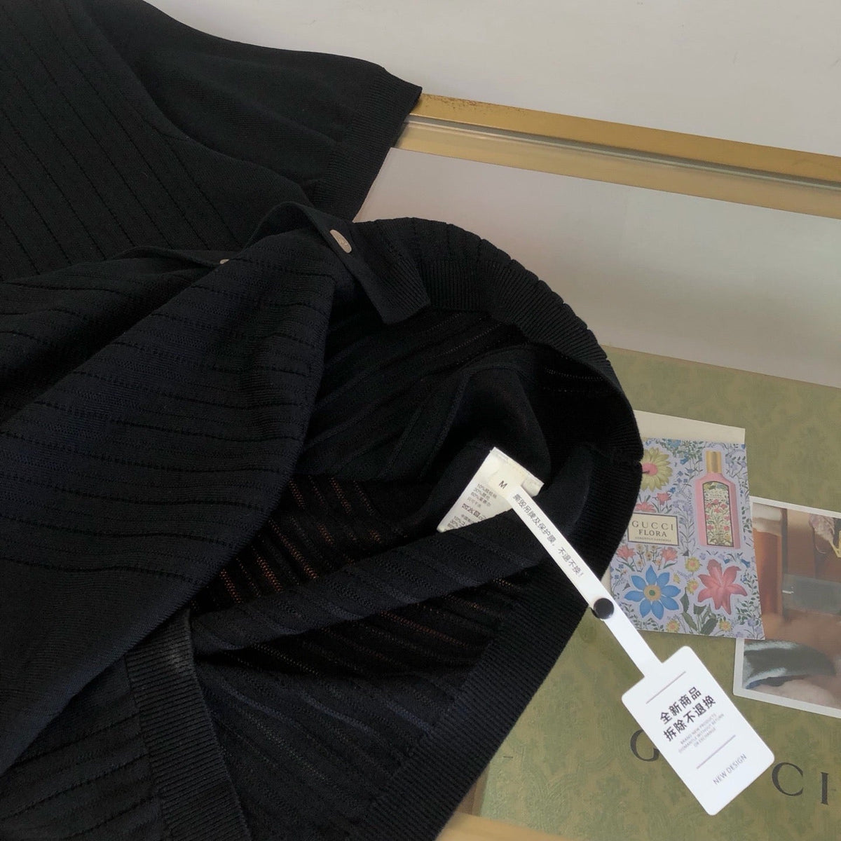 Schwarzes Strickhemd mit goldenen Knöpfen und kurzen Ärmeln – Herren