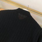 Schwarzes Strickhemd mit goldenen Knöpfen und kurzen Ärmeln – Herren