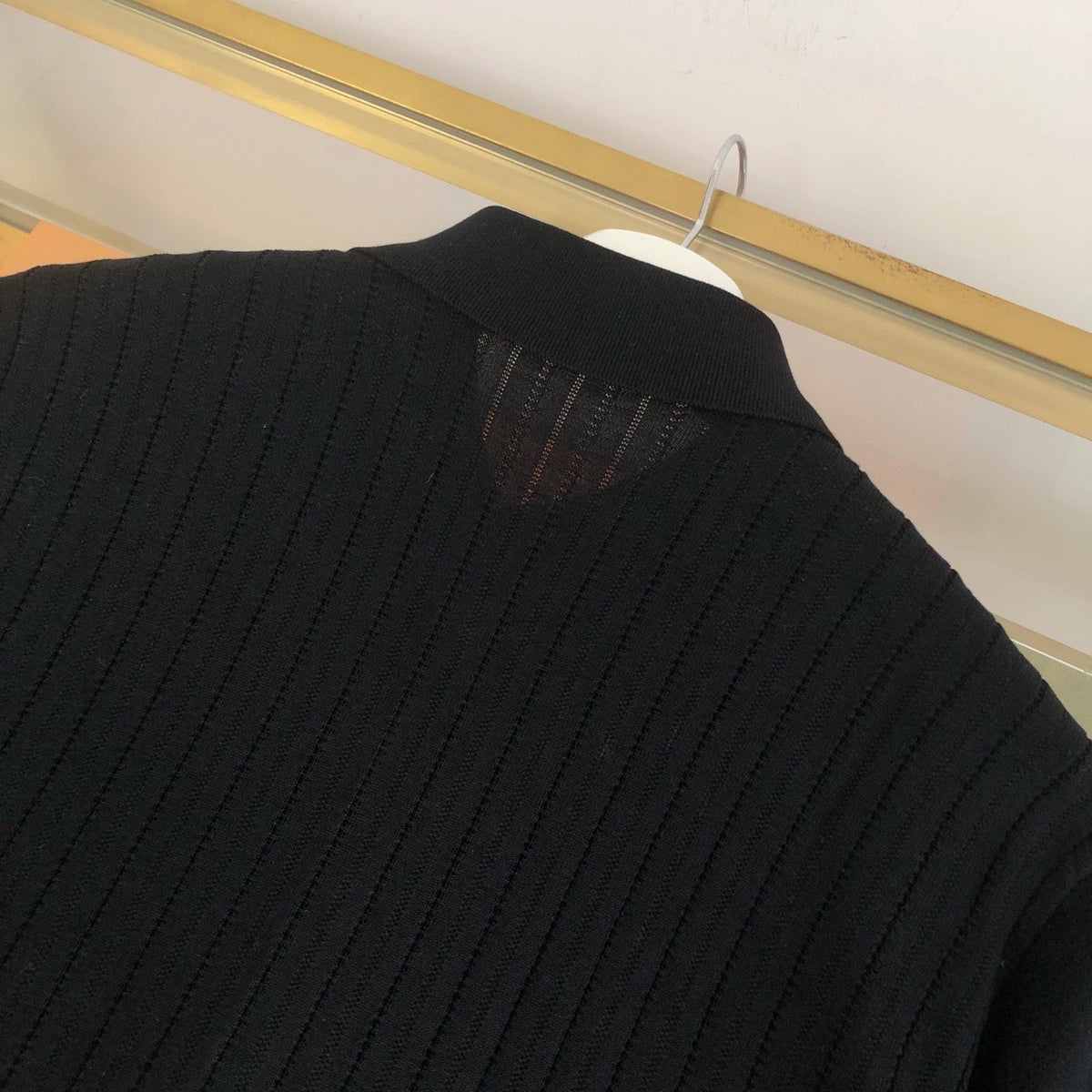 Schwarzes Strickhemd mit goldenen Knöpfen und kurzen Ärmeln – Herren