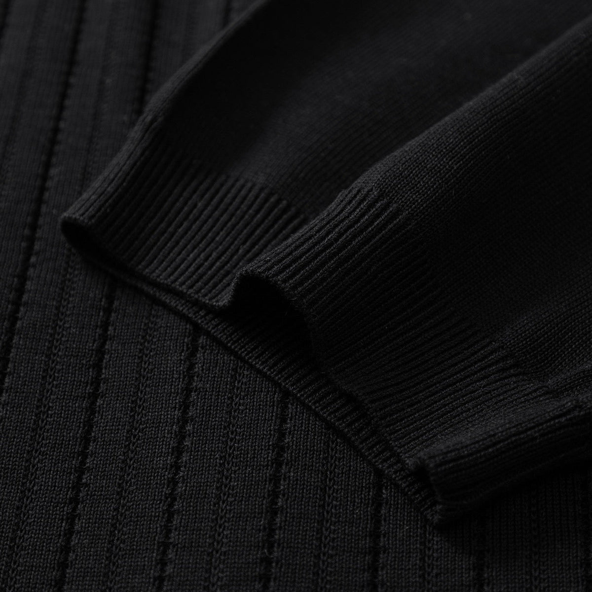Schwarzes Strickhemd mit goldenen Knöpfen und kurzen Ärmeln – Herren
