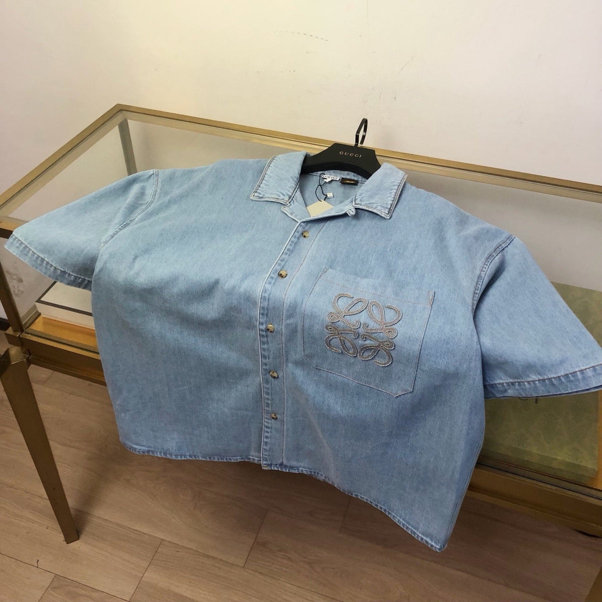 Kurzärmeliges Jeanshemd mit Stickerei – Herren