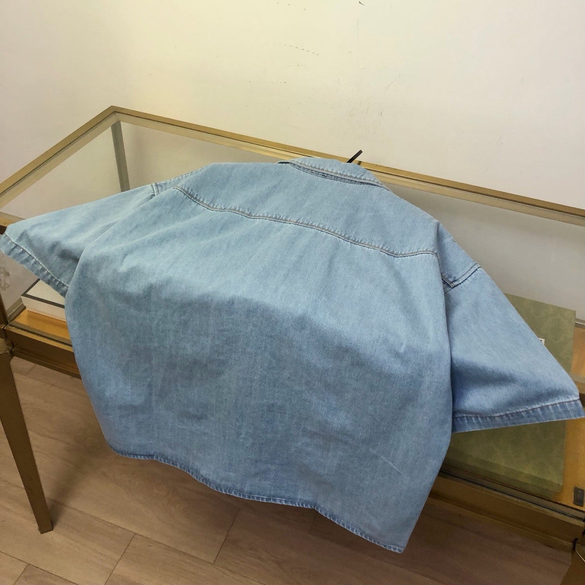 Kurzärmeliges Jeanshemd mit Stickerei – Herren