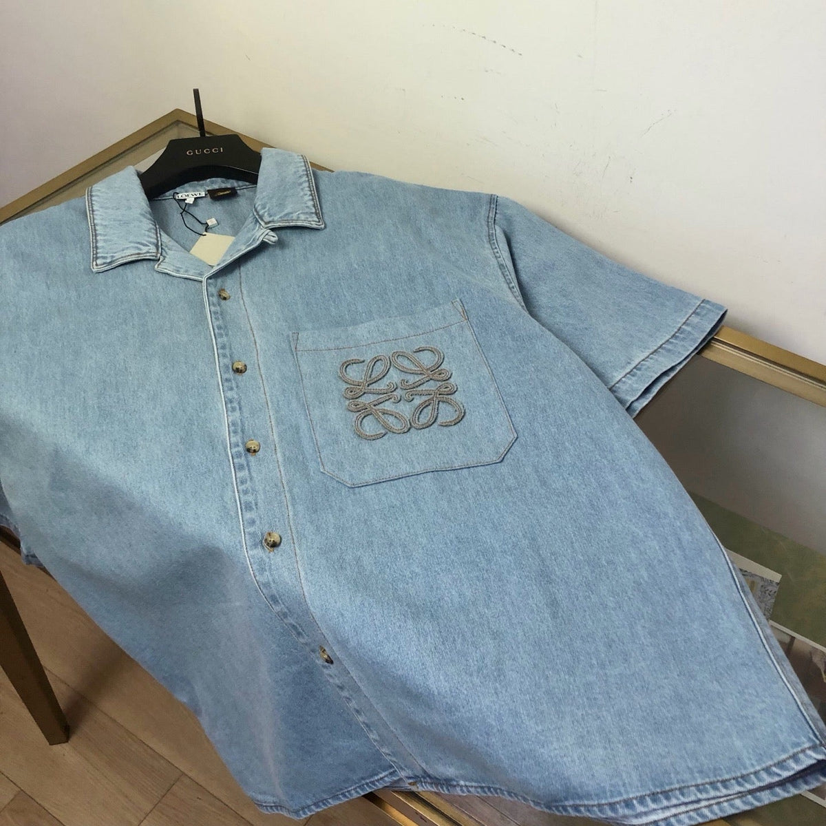 Kurzärmeliges Jeanshemd mit Stickerei – Herren
